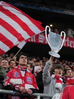 FUSSBALL  International CHL 09/10: FC Bayern Fans mit einem CHL Pokal