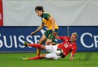 FUSSBALL NATIONALMANNSCHAFT: Matthew SPIRANOVIC (li, Australien) gegen Albert BUNJAKU (re, Schweiz)