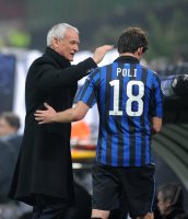 Fussball Champions League  Saison 2011/2012:  Trainer Claudio Ranieri (li.) mit Andrea Poli (Inter Mailand)