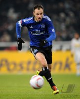 Fussball: 1. Bundesliga Saison 2010/2011, Hamburg: WESTERMANN am Ball