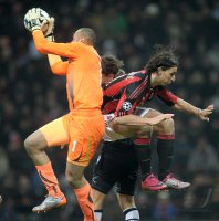 Fussball Champions League  Saison 2010/2011: Heurelho Gomes (li, Tottenham Hotspur) gegen Zlatan Ibrahimovic (re, AC Mailand)