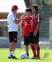 Fussball 1. Bundesliga: Trainer Jupp Heynckes, Uebersetzer, Dolmetscher und  Takashi Usami  (v. li., FC Bayern Muenchen)