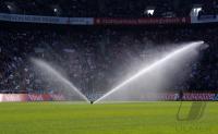 Fussball 1. Bundesliga: Der Rasen im Borussen Park wird gewaessert