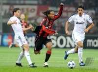 Fussball Champions League  Saison 2010/2011: Ronaldinho (MITTE, AC Mailand) gegen SAMI KHEDIRA (re, Real Madrid)