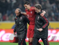 Fussball 1. Bundesliga, Saison 2011/2012: Daniel van Buyten (FC Bayern Muenchen) muss verletzt vom Platz