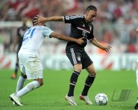 Fussball CHL  Saison 2011/2012: Heinz Barmettler (li, FC Zuerich) gegen Franck Ribery (re, FC Bayern Muenchen)