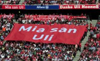 Fussball 1. Bundesliga : FC Bayern Muenchen Fankurve mit einem Banner MIA SAN Praesident Uli Hoeness (FC Bayern Muenchen)