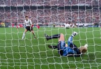 FUSSBALL CHAMPIONSLEAGUE FINALE 2000/2001:  Pellegrino (Valencia) gegen Kahn (FC Bayern)