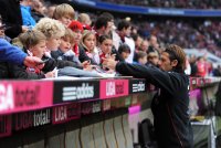 Fussball 1. Bundesliga : Martin Demichelis (FC Bayern Muenchen) schreibt fuer Fans Autogramme