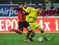 Fussball 1. Bundesliga : Sebastian Jung (li, Eintracht Frankfurt) gegen Robert Lewandowski (re, Borussia Dortmund)