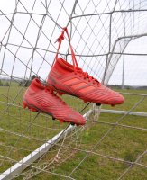 Fussball / Lokalfussball: Fussballschuhe haengen am Tornetz