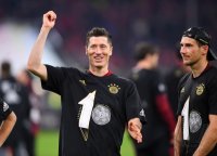 Fussball 1. Bundesliga Saison 21/22: JUBEL FC Bayern Muenchen feiert die 32. Meisterschaft