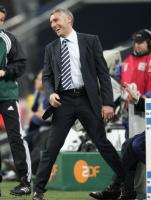 Fussball: Schalke - Espanyol Barcelona, Zweikampf