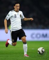 Fussball International EM 2012 - Qualifikation:  Deutschland, OEZIL Einzelaktion