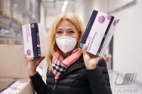 Uebergabe Corona-Schnelltests:  DRK-Kreisvorsitzende /  Aerztin Dr. Lisa Federle