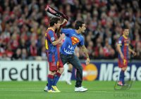Fussball Champions League Finale 2011:  Lionel Messi (li, Barca) mit einem Flitzer
