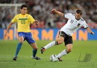 Fussball International  Testspiel:  Paulo GANSO (li, Brasilien) gegen Miroslav KLOSE (re, Deutschland)