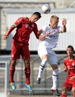 Fussball Regionalliga Sued 2011/2012: Emre Can (li, FC Bayern II) gegen Marcel Titsch Rivero (re, Eintracht Frankfurt II)