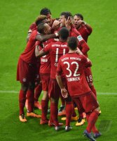 Fussball 1. Bundesliga Saison 15/16: JUBEL FC Bayern Muenchen