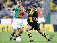 Fussball 1. Bundesliga: Bremen - Dortmund, Zweikampf