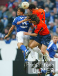 Fussball 1. Bundesliga: Schalke - 60 Muenchen, Zweikampf