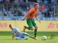 Fussball 2. Bundesliga:  Sebastian Maier (li, 1860 Muenchen) gegen Felix Klaus (Greuther Fuerth)