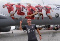 Fussball Audi Football Summer Tour USA 2016 FC Bayern Muenchen; Franck Ribery mit FCB Flieger