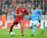 Fussball CHL  Saison 2011/2012:  Mario Gomez (li, FC Bayern Muenchen) gegen Juan Zuniga (SSC Neapel)