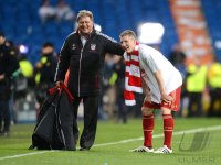 Fussball International, Champions League Saison 2011/2012: Pressesprecher Markus Hoerwick mit Bastian Schweinsteiger (FC Bayern Muenchen)
