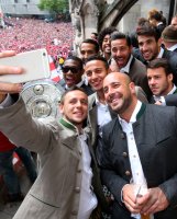 Fussball 1. Bundesliga  Meisterfeier FC Bayern Muenchen 14/15: Team mit Schale
