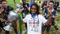 Fussball Europameisterschaft 2016 Finale: JUBEL Renato Sanches (Portugal) mit EM Pokal