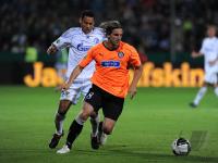 Fussball DFB Pokal : Jermaine Jones (li, FC Schalke 04) gegen Benjamin Barg (re, VfR Aalen)