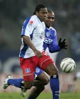 Fussball 1. Bundesliga: Hamburg - Berlin, Zweikampf