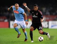 FUSSBALL SERIE A:  Yebda Hassan (li, Neapel) gegen Kevin Boateng (re, AC Mailand)