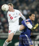 Fussball 1. Bundesliga: Gladbach - Schalke, Zweikampf