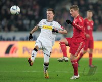 Fussball 1. Bundesliga, Saison 2011/2012: Patrick Herrmann (li, Borussia Moenchengladbach) gegen Toni Kroos (FC Bayern Muenchen)