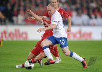 Fussball International EM 2012-Qualifikation: Wayne ROONEY (vorne, England) gegen Stephan LICHTSTEINER (Schweiz)