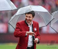 Fussball 1. Bundesliga Saison 15/16: Jubel FC Bayern Muenchen mit Schale