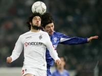 Fussball 1. Bundesliga: Gladbach - Schalke, Zweikampf