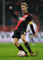 Fussball: 1. Bundesliga Saison 2010/2011: Leverkusen, ROLFES am Ball