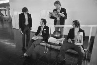 Paul Breitner, Franz Beckenbauer, Sepp Maier und Gerd Mueller warten am 08.05.1972 auf ihren Flug nach Berlin