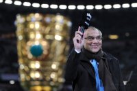 Fussball DFB Pokal 10/11 :  Trainer, Sportdirektor Felix Magath (FC Schalke 04) vor dem DFB POKAL