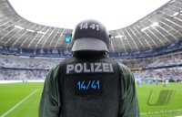 Fussball 2. Bundesliga:  Polizisten auf dem Rasen der Allianz Arena
