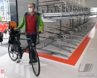 Oberbuergermeister Palmer nimmt die Radgarage am Tuebinger Hauptbahnhof in Betrieb