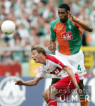 Fussball 1. Bundesliga: Bremen - Stuttgart, Zweikampf