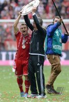 Fussball 1. Bundesliga  Saison  2012/2013:  Shaqiri (FC Bayern Muenchen) und Trainer Heynckes (FC Bayern Muenchen) mit Schale