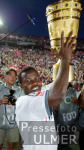 Fussball DFB-POKAL: BAYERN - LAUTERN, KUFFOUR mit Pokal