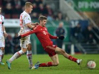 FUSSBALL DFB POKAL  Saison 2012/2013:  Matthias Ostrzolek (li, FC Augsburg) gegen Thomas Mueller (FC Bayern Muenchen)