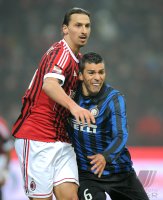 FUSSBALL International SERIE A 2011/2012: Zlatan Ibrahimovic (li, AC Mailand) gegen Lucio (Inter Mailand)
