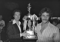 Fussball Beckenbauer und Messing mit Pokal